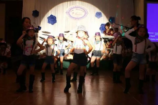 来自丰丰演艺教育学院的小演员们正在表演精彩的舞蹈“牛仔很忙”