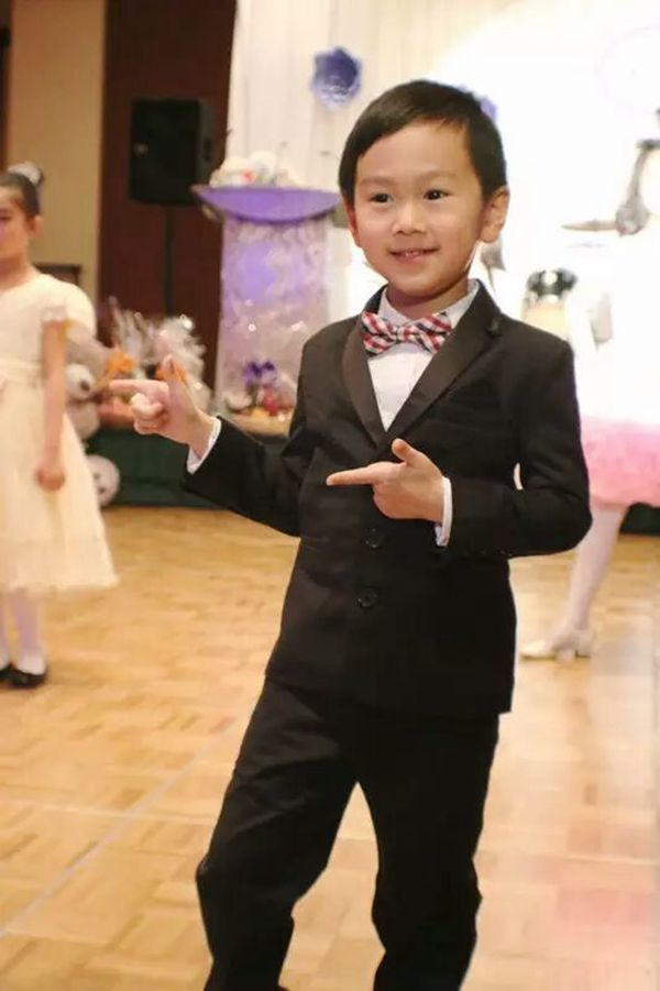 来自英德教育学院模特班四岁的Rickie只进行过半年的模特课培训，但其“老道”的表演已经为他迎得了出席温哥华时装周的入场券，成为专业品牌的特邀走秀模特。