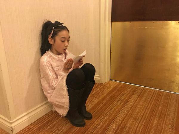 来自英德教育学院的小主持人Tracy上场之前在一旁非常认真地准备台词