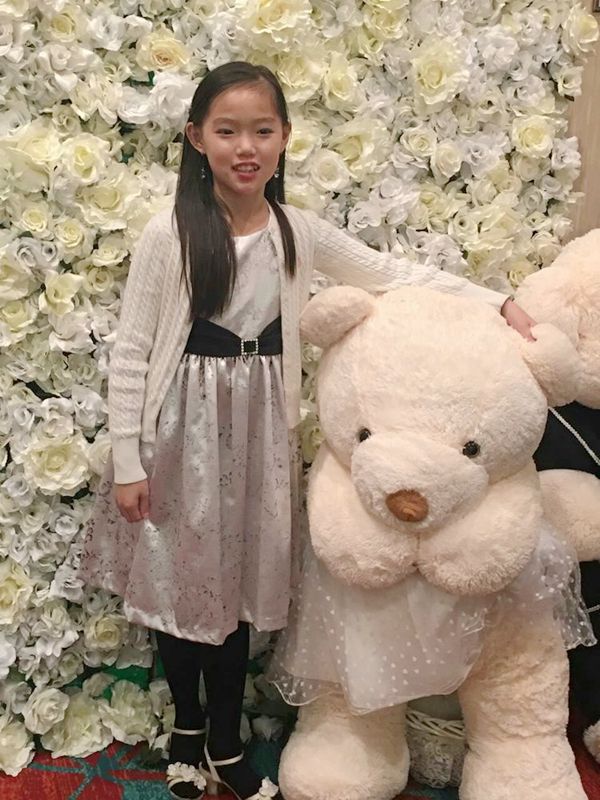 来自英德教育学院主持班的Melody是第一次上台主持，所以在上台之前还是有些小紧张的，她同时也在丰丰演艺学院学习模特课程